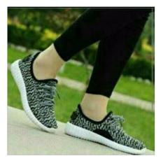 Sepatu kets wanita yezzy hitam