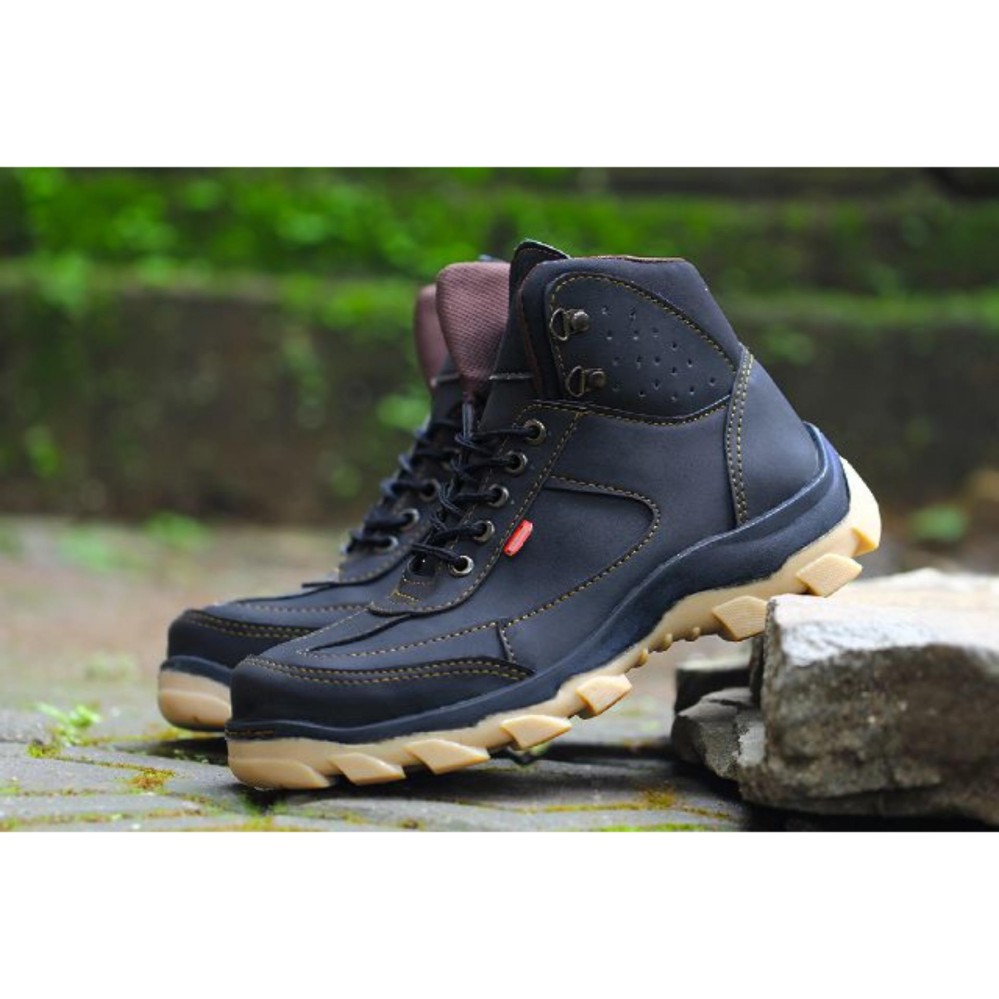 Sepatu Pria Safety Tracking/Gunung Boot Kickers Sued Mercy Ujung Besi Warna Hitam