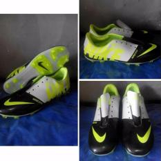 Sepatu sepak bola nike