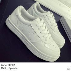 sepatu wanita kets bolong