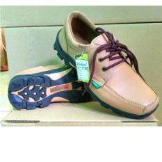 SEPATUSangat cocok untuk kerja, sepatu santai ataupun hangouts desain elegan dengan tampilan yang sangat menarik membuat penampilan Anda tampak lebih keren dan kece. KICKERS SANTAI SLIP ON PRIA KULIT ASLI