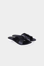 Yongki Komaladi Women Shoes Sandals Flat Sandals Wanita Sepatu Sandal Sandal datar Black Hitam Diskon discount murah bazaar baju celana fashion brand branded