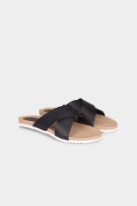 Yongki Komaladi Women Shoes Sandals Flat Sandals Wanita Sepatu Sandal Sandal datar Black Hitam Diskon discount murah bazaar baju celana fashion brand branded
