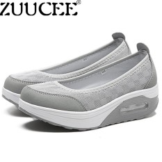 Zuucee Wanita Ukuran Besar Shake Sepatu Slip-On Wedges Sepatu Teplek Pakaian Jaring Udara Caushion Sepatu (Abu-abu) 【Free Shipping】
