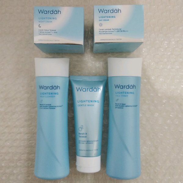 WARDAH Paket Lightening Series Basic Isi 5