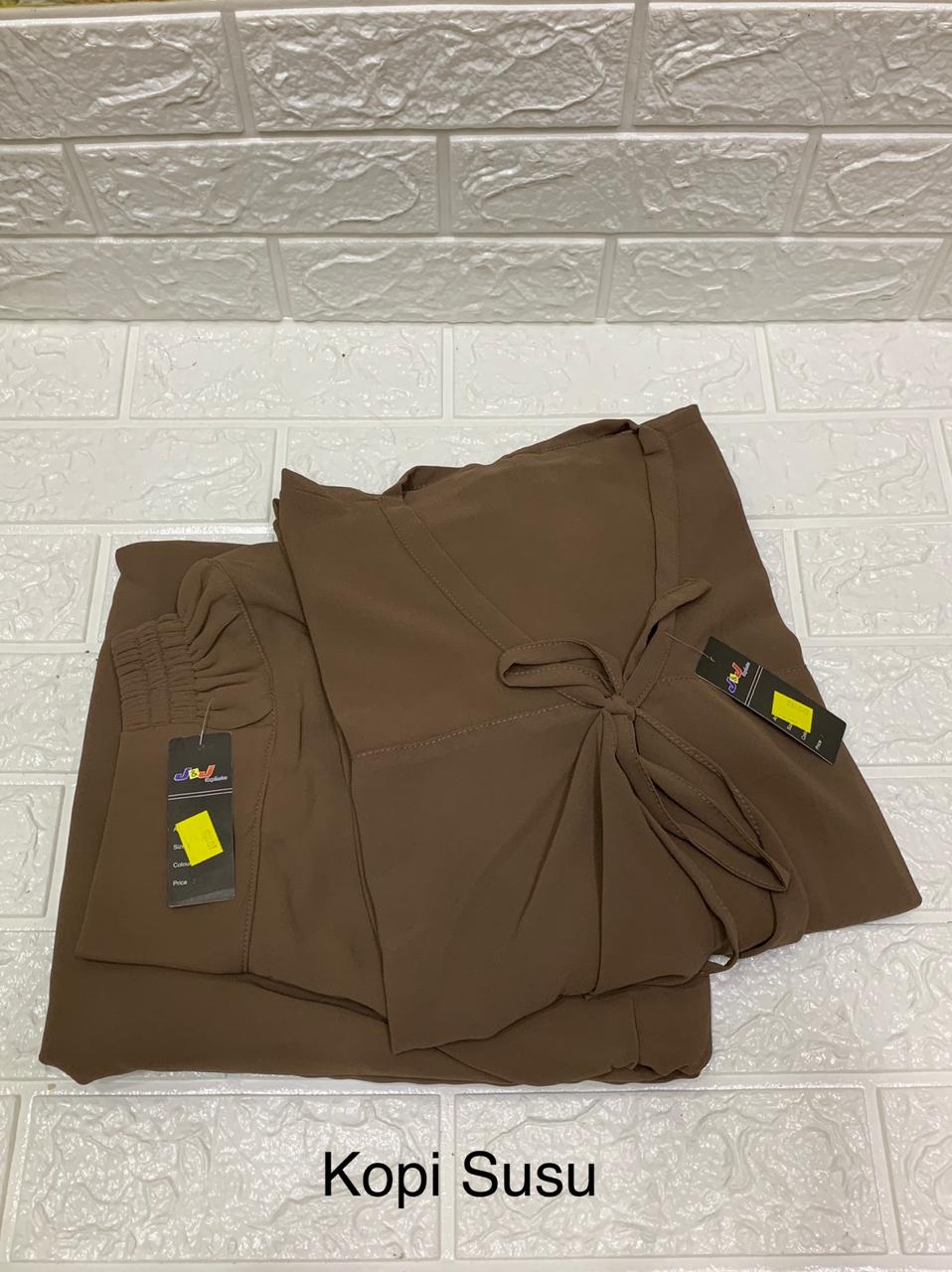 Braketli yalangoch qiz