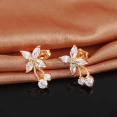 18 KB Emas Bersalut Berlian Imitasi Kristal Yang Elegan Anting Tindik Bunga Clover (Emas)
