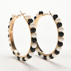 Buytra Wanita Elegan Faux Pearl Anting Manik-manik Chic Telinga Berlapis Emas Lingkaran Anting-Anting Hitam + Putih