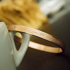 Emas mode lampu kilat berlian bahasa Inggris titanium baja Bracelet