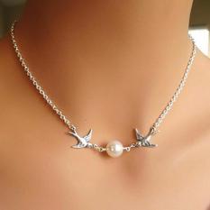 Fancyqube Terbang Sepasang Lovebirds Sederhana Elegan Simulated Pearl Necklace Cute Short Choker Kalung Emas (Putih 45 Cm) -Intl