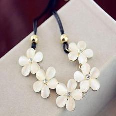 Fang Fang Wanita Kristal Bunga Kalung (Putih)
