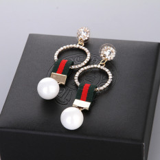 Gaya Channel Modis Perempuan Elegan Asimetris Anting Anting