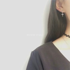GD S925 Eropa atau Amerika Asimetris Retro Lintas Perempuan Anting-Anting Sterling Perak Anting