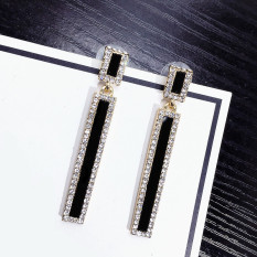 Karakter Hitam Bertatah Berlian Panjang Anting