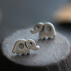 Kirgistan sebagai segel bayi gajah sterling silver anting