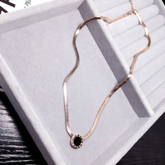 Kalung Wanita Huruf Roma Hitam Putih Pelat Bulat Baja Titanium Versi Korea