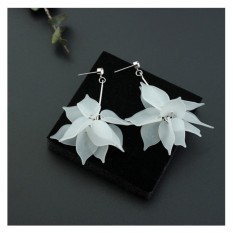 LRC Anting Tusuk Sweet Silver Color Leaf Pendant Decorated Color Matching Simple Earrings