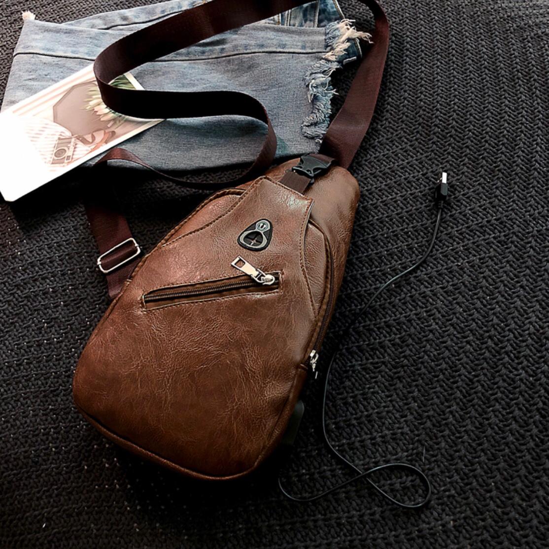 Tas Selempang Pria Kulit Sintetis / Tas Slempang Bahu Pria Kulit Oscar Imitasi - Sling Bag Kulit USB Port Import Top Quality / Tas Sling Bag Cowok Keren / Men Slingbag Semi Leather / Tas Slempang Bahu Cowo Cowok Murah / Tas Laki Laki Slempang Bukan Eiger