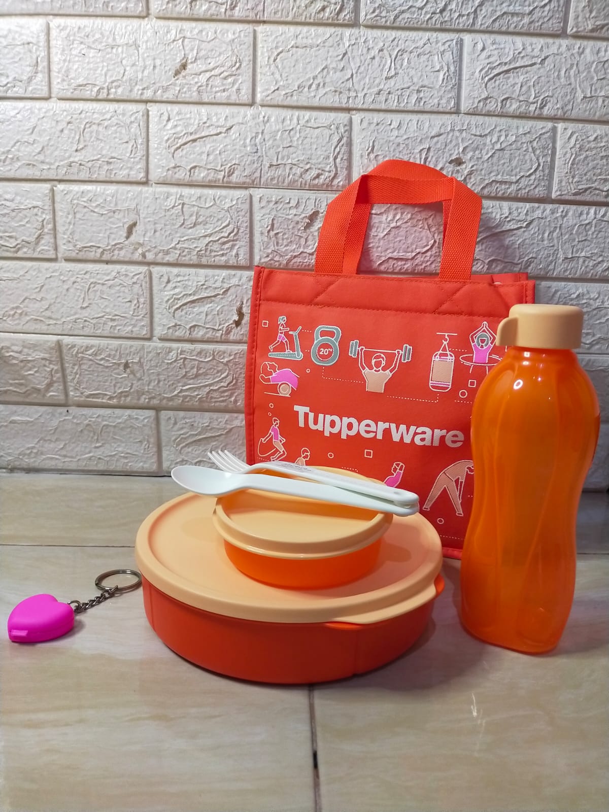 Tupperware fit to go microwaveable pink with gift bekal makan set