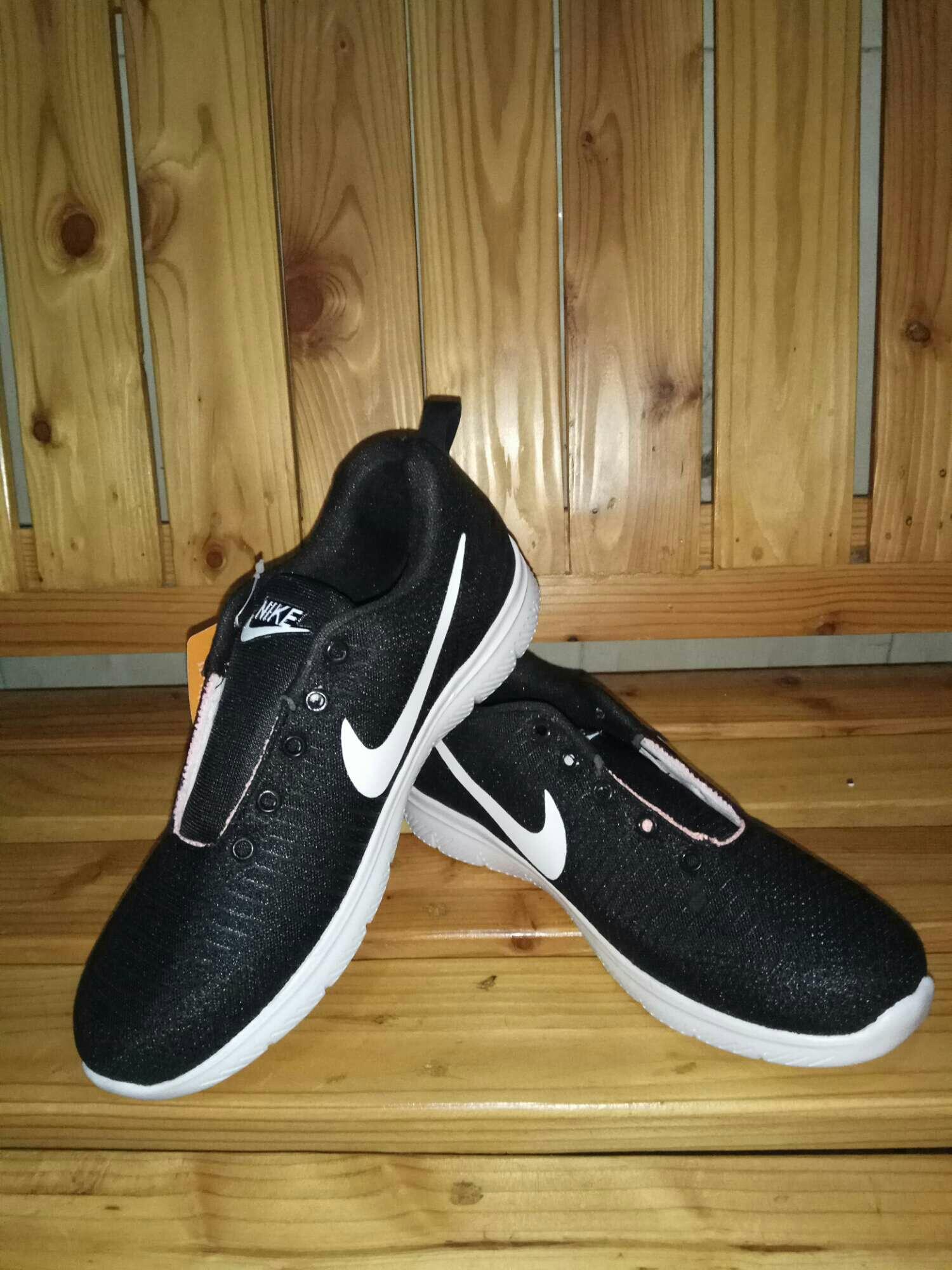Sepatu Nike buat sekolah atau main berkualitas
