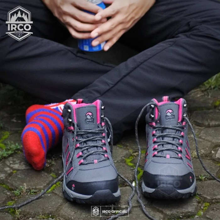 trekking shoes for female