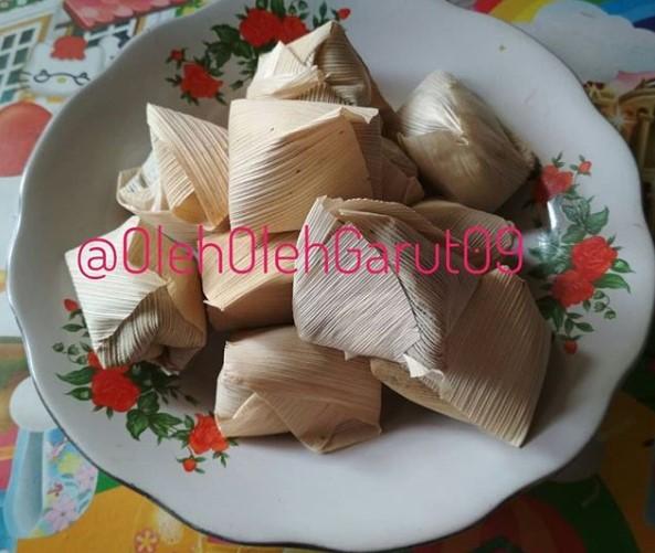 Oleholehgarut09 Wajit Garut Isi 1 Kg 22 24 Pcs Manis Bungkus Daun Jagung Oleh Oleh Garut Sunda Cemilan Unik Oleh Oleh Lazada Indonesia