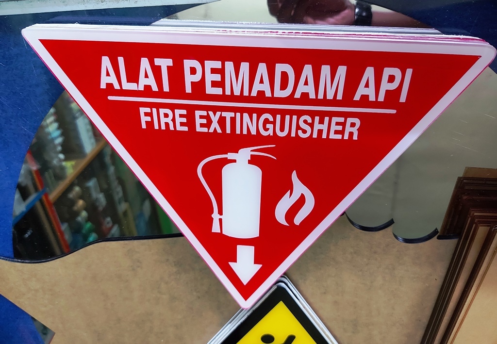 Akrilik Papan Tanda Alat Pemadam Api Fire Extinguisher Signs Model Segitiga Ukuran Cm