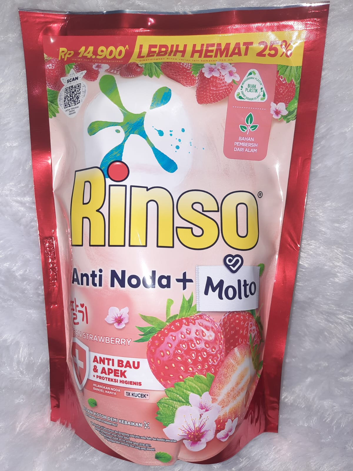 Rinso Deterjen Liquid + Molto Korean Strawberry 565mL / Detergen Cair
