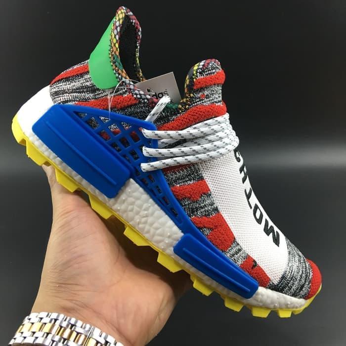 Sepatu Sneakers Pria / Sneakers Pria Keren / Sneakers Pria Murah / Sneakers Pria Elegant / Sneakers Pria Populer / Sneakers Pria Terbaru 2019 / Sneakers ADDS044 NMD Human Race Trail Pharrell Solar Pack Grey Red