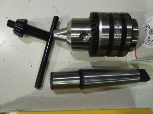 Kirish joyida mushukni yaladi