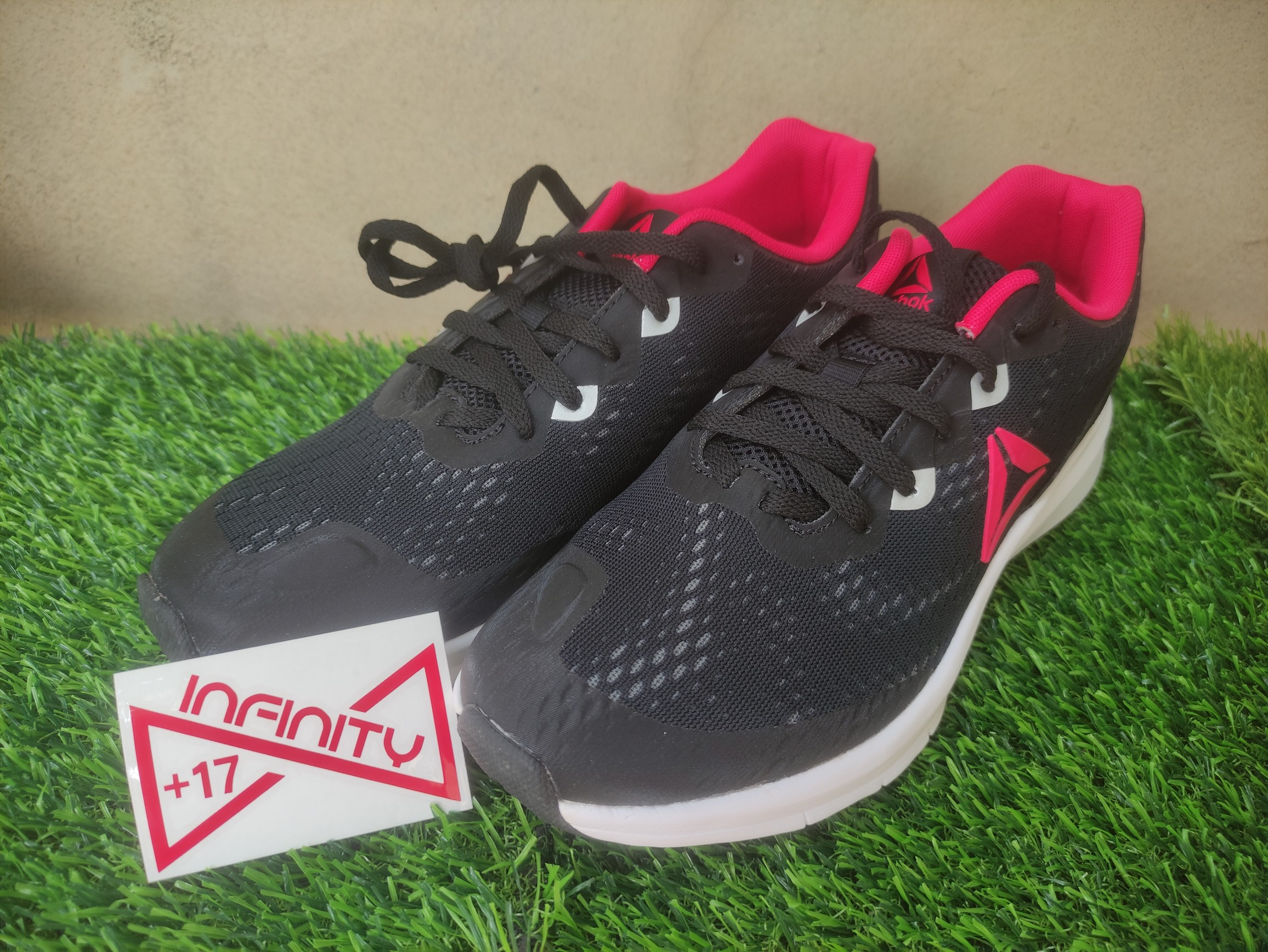 Reebok Runner Black Women Sepatu Lari Reebok Wanita 100 - Main Image