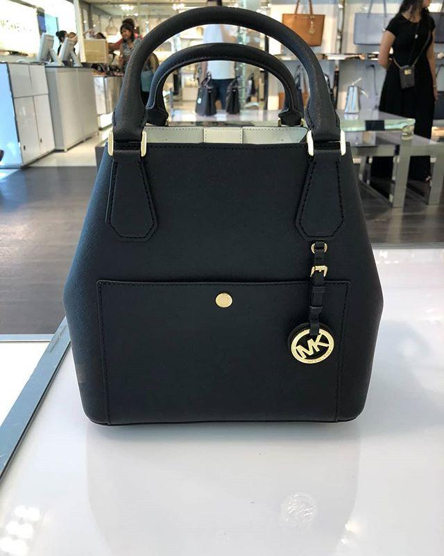 TERBARU DISKON 50% Tas michael kors original - Mk greenwich grab bag black optic white PROMO