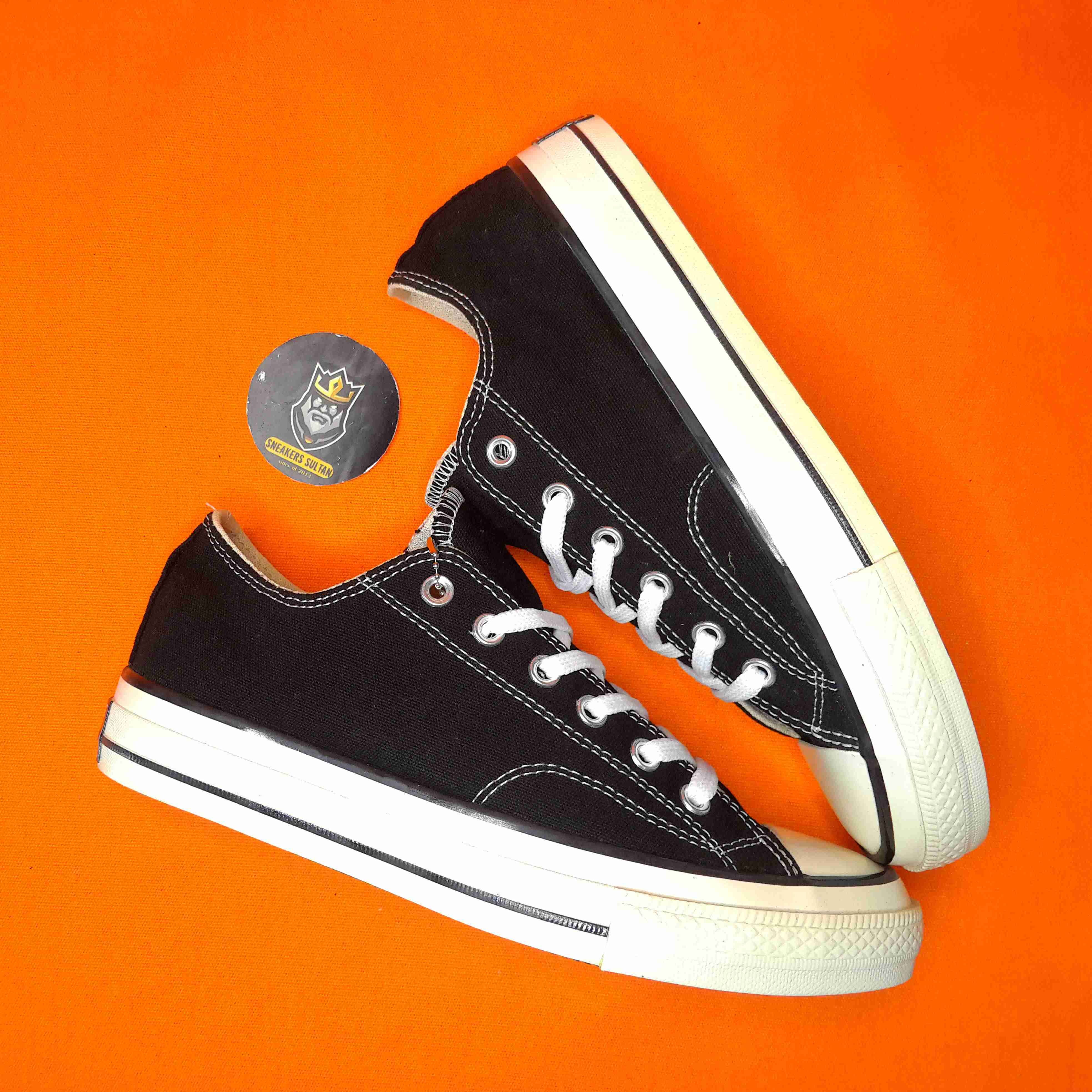 Sepatu Sneakers Hitam Pendek Navy 