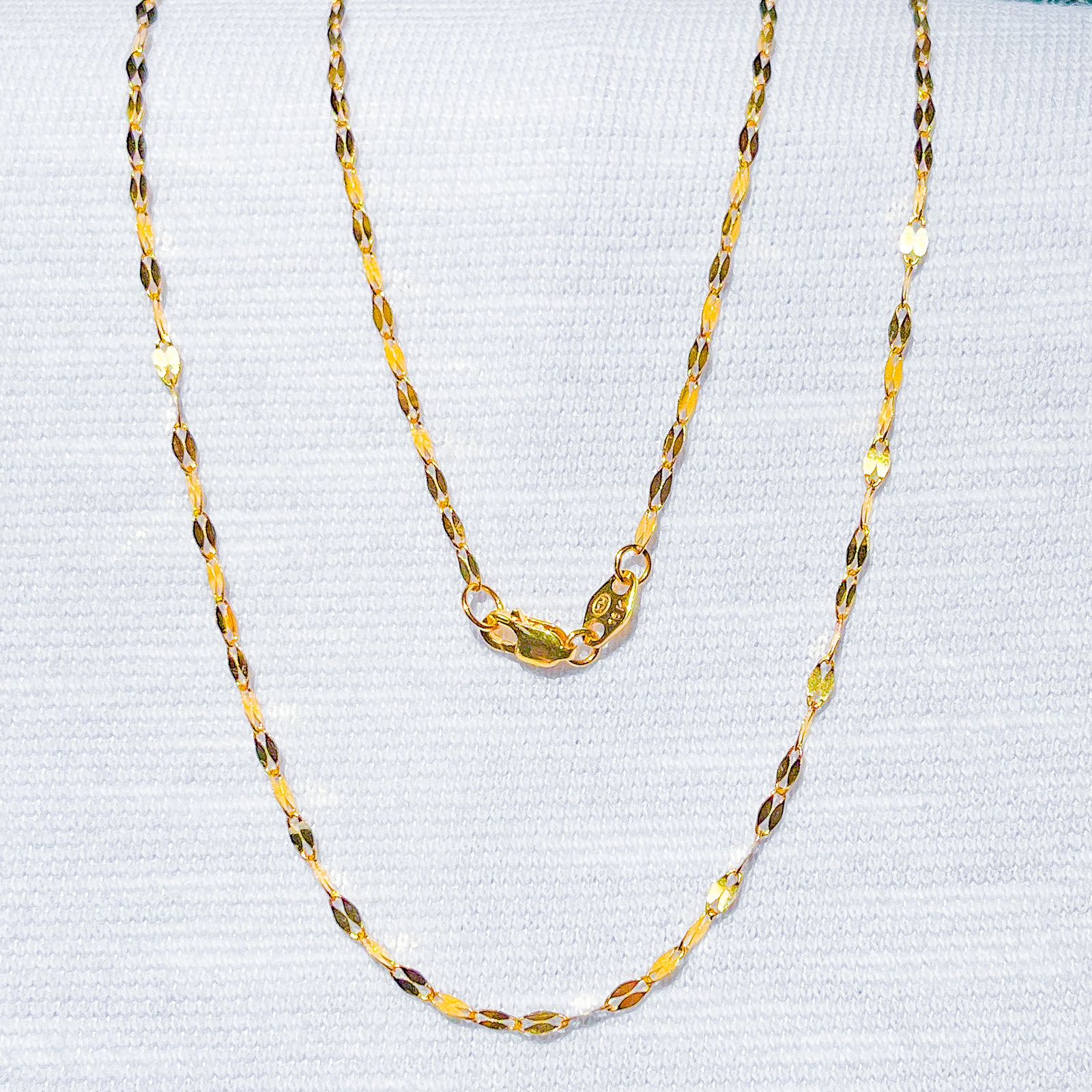 Ayol yigitning yuziga otiradi