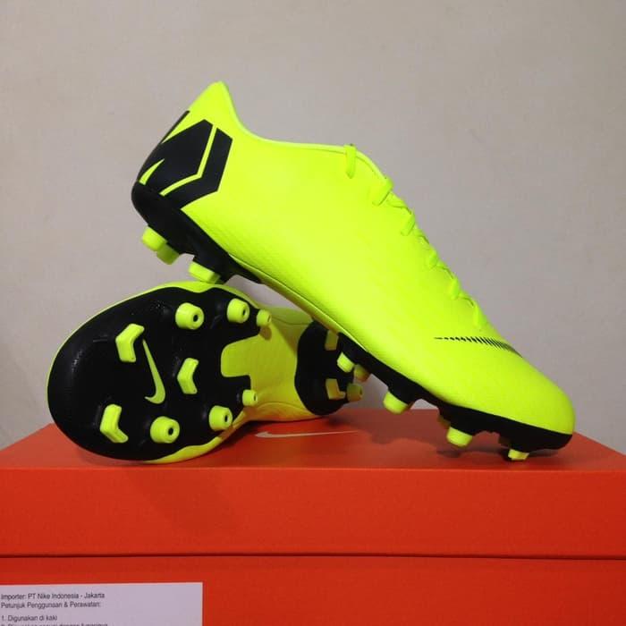 Vektor Tegak: Gambar Sepatu Bola Nike Mercurial