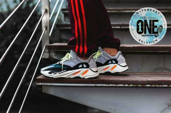 ADIDAS_ YEEZY BOOST 700 WAVE RUNNER OG Chalk White UNAUTHORIZED Original BNIB Sepatu Sneakers Sepatu Pria Sepatu Olahraga Sepatu Badminton Sepatu Gaya Sepatu Keren Sepatu Trendy Sepatu Abu-abu
