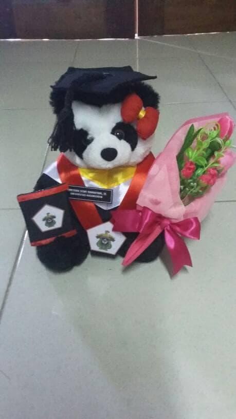 Boneka Wisuda Panda + Buket Bunga 25Cm (Boneka SP 10857)