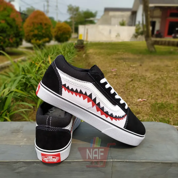 sepatu vans x bape