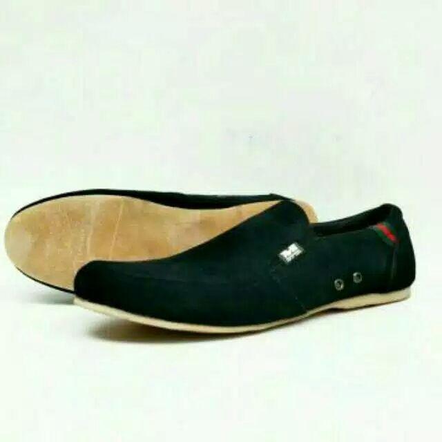 Sepatu pria / sepatu casual / sepatu casual pria / sepatu original / sepatu slip on / sepatu sekolah / sepatu slop / sepatu kuliah / sepatu kerja / sepatu kerja pria / sepatu kulit LACOSTE Crocodile wakai