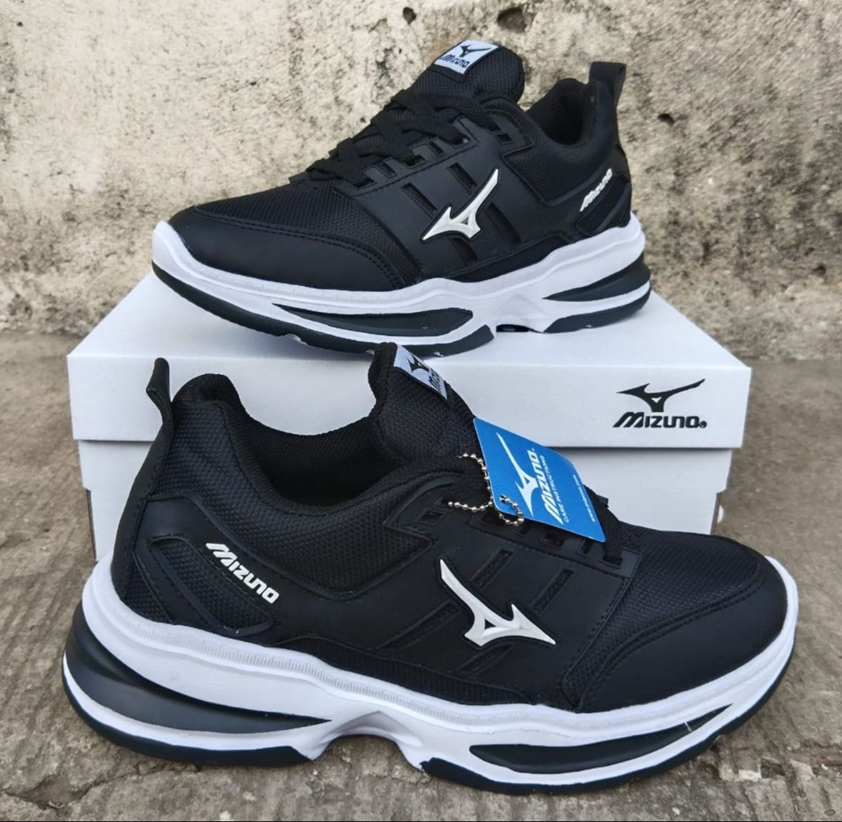 Latest Black Sneakers for Men and Women, Cool Black and White Shoes, Sports Shoes for Men and Women, Running Shoes for Men and Women, School Shoes for Men and Women, Women's Gym Shoes Harga 79,249 rupiah*Gratis Ongkir
