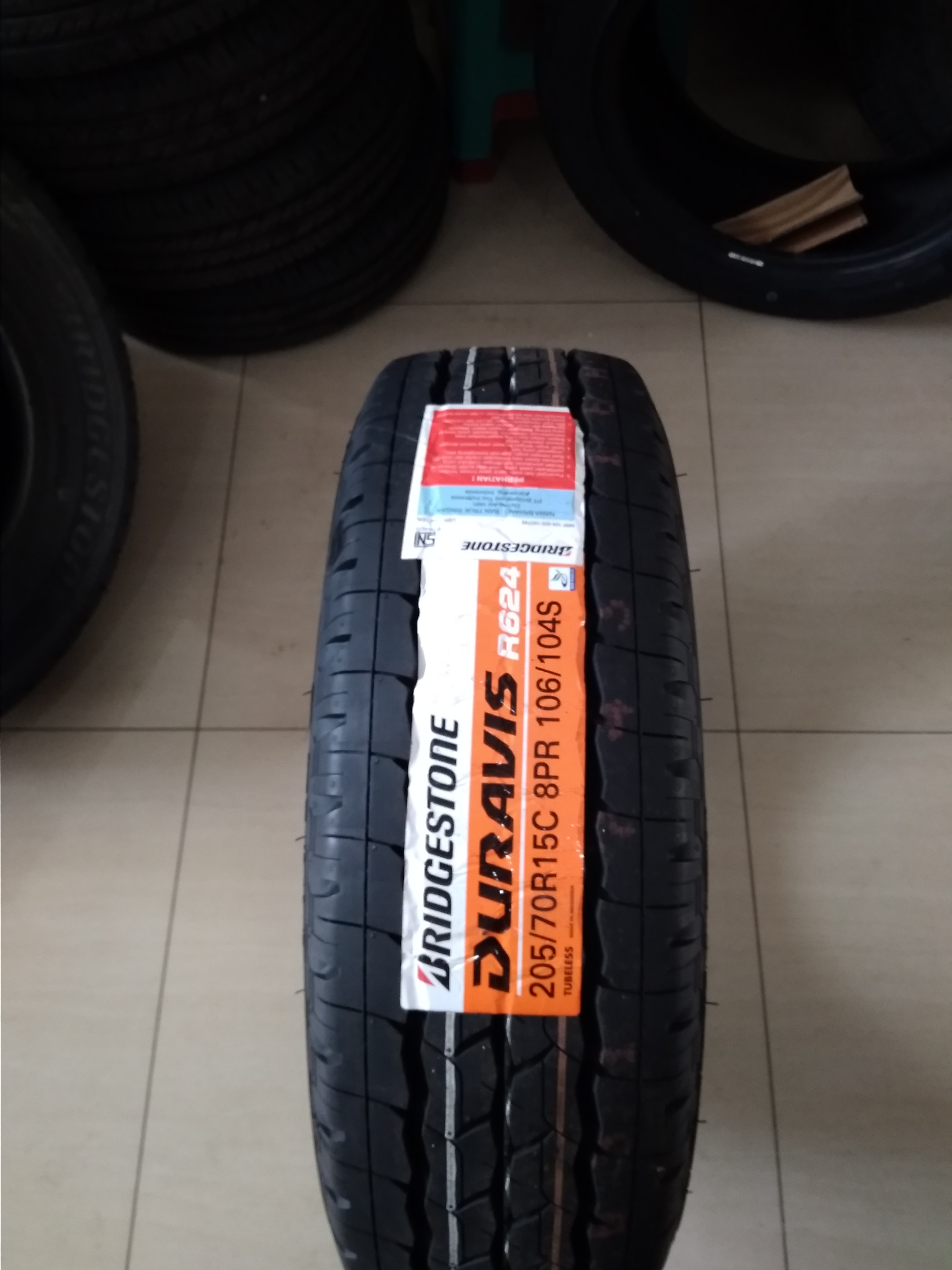 Bridgestone Duravis R624 ukuran 205/70 R15 8PR Ban Mobil muatan berat
