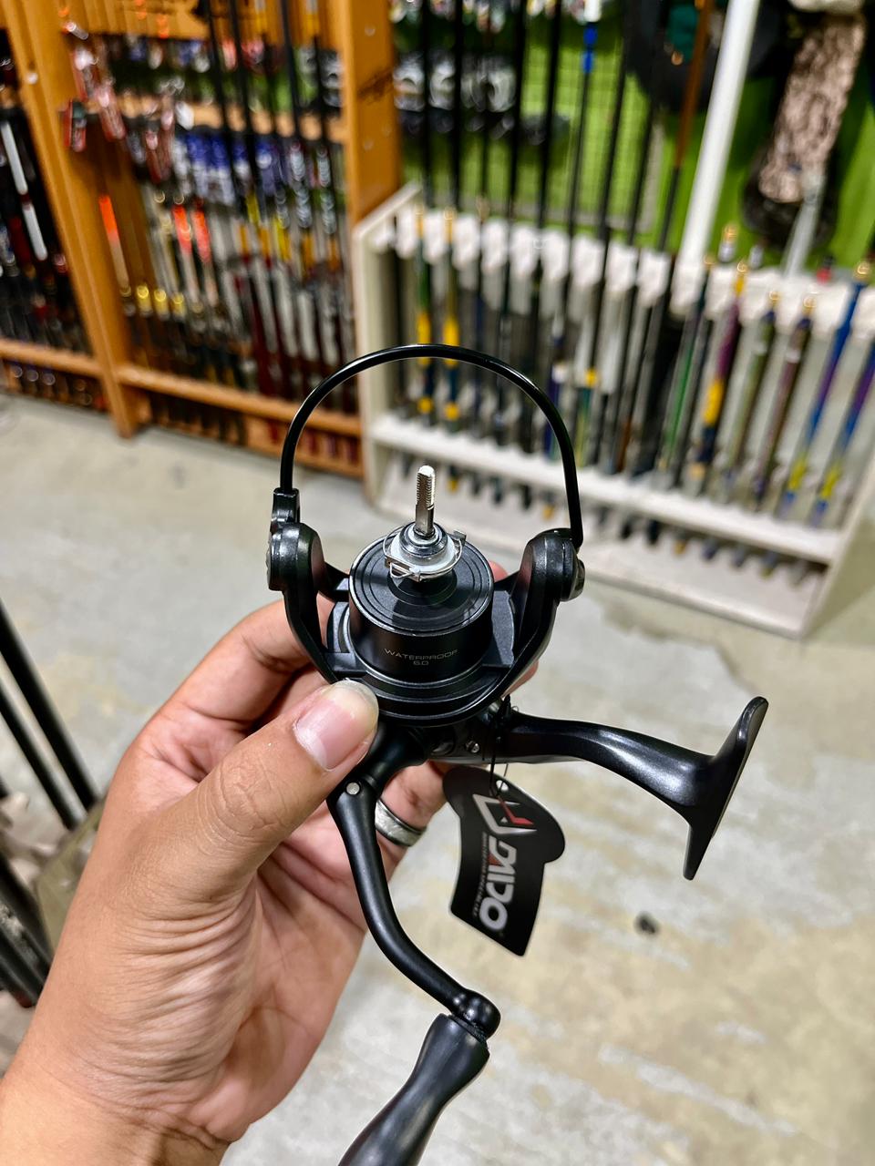 Katta dildoda otiradi