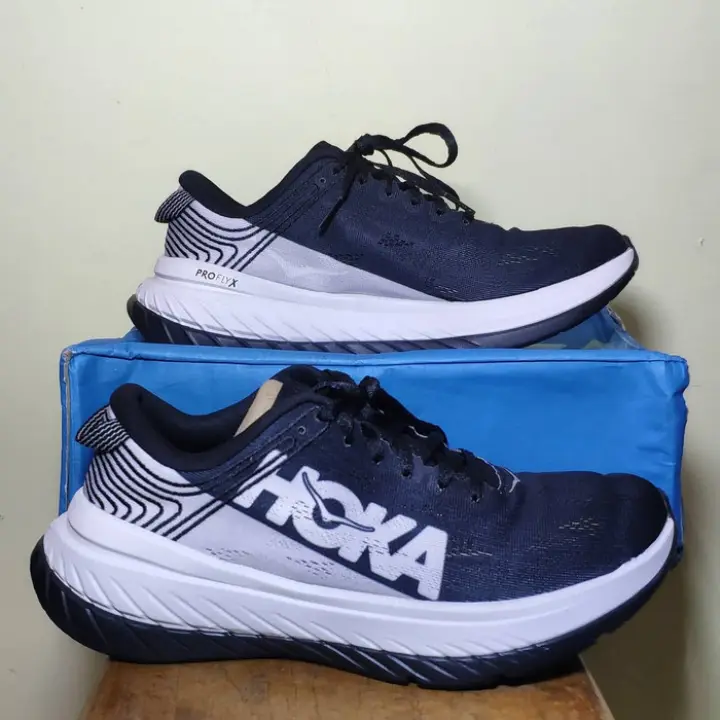 hoka one one carbon x harga