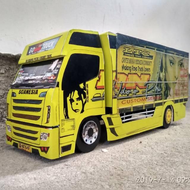 Miniatur Truk Canter Scania Custom Ndoro Putri Skala 1 25 Lazada Indonesia