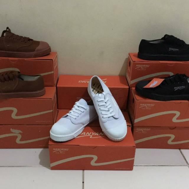 Sepatu takraw nanyang