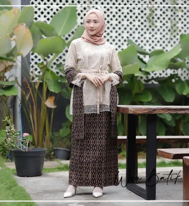 Baju batik dan brokat