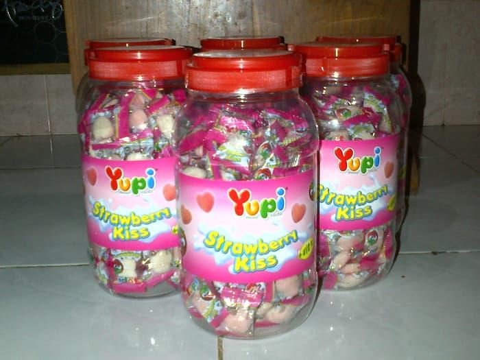 Yupi strawberry kiss isi 125 RZ GALERY permen buat natal
