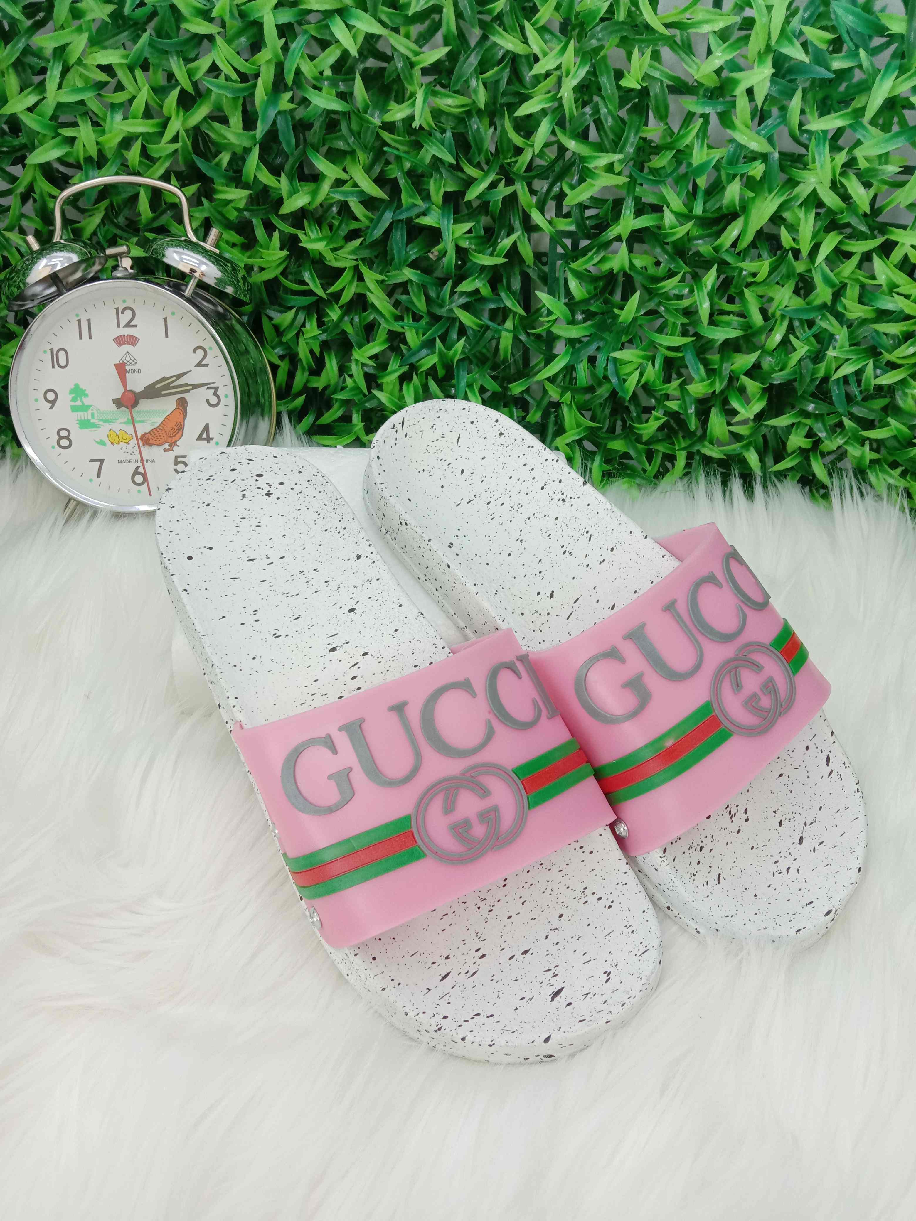 sandal merk gucci