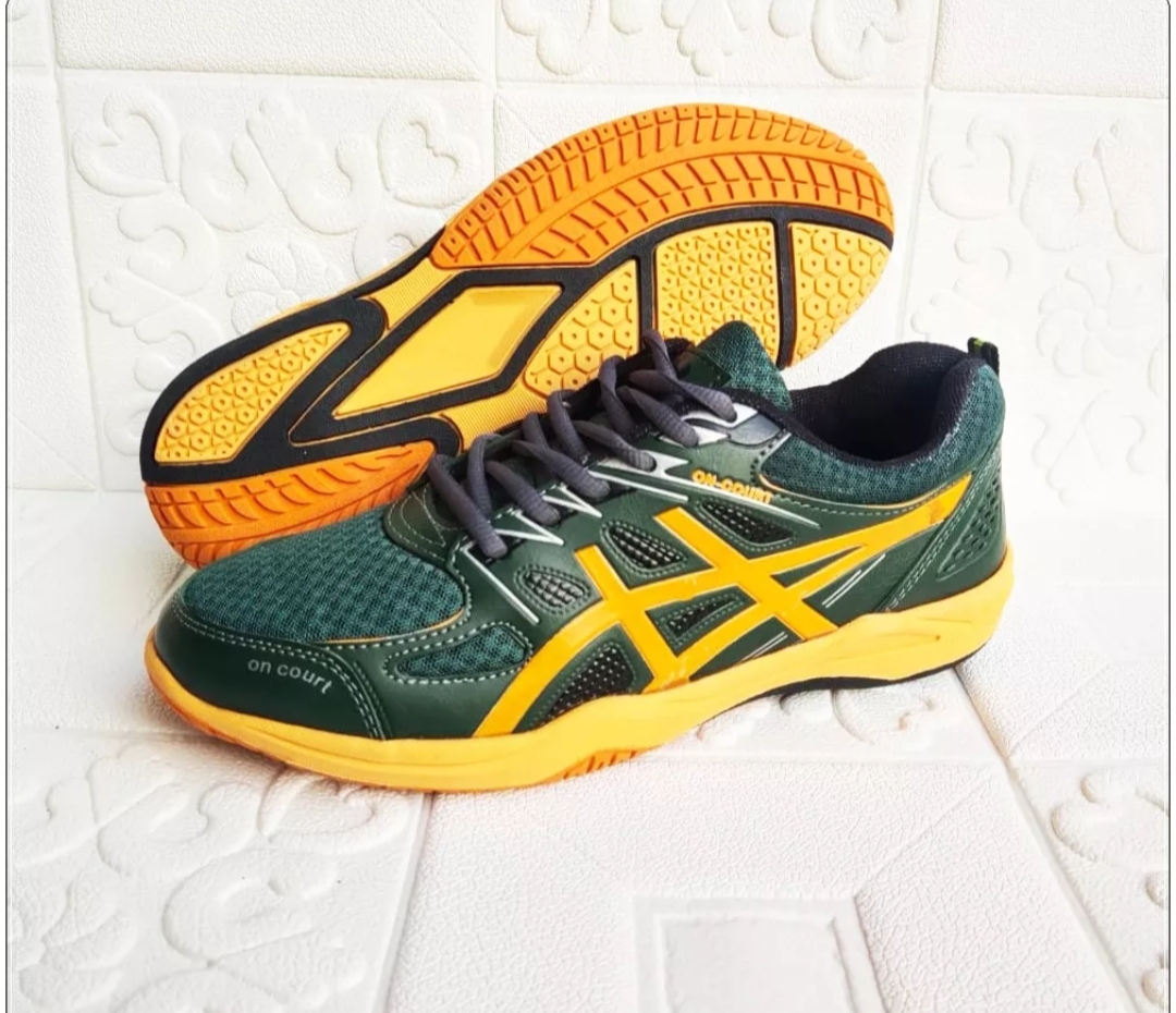 sepatu badminton asic