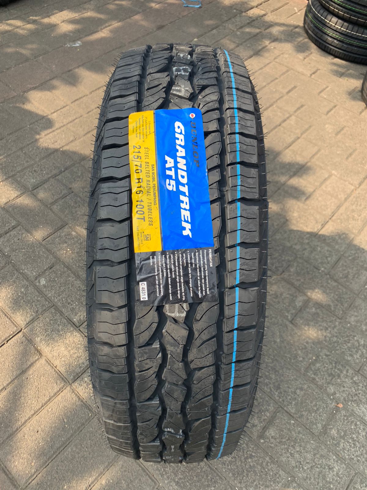 215/70R16,DUNLOP GRANDTREK AT5深山ラジアルタイヤ 酸っぱ